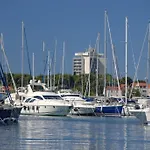 In With Terrace, Air Conditioning, Wifi, Dishwasher, Pool 4932-4 Appartement Vodice