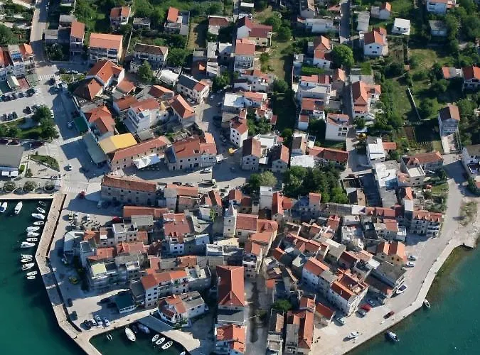 In With Terrace, Air Conditioning, Wifi, Dishwasher, Pool 4932-4 Vodice